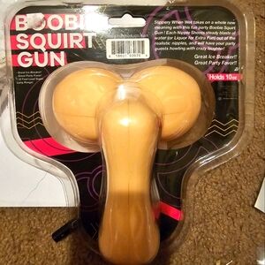 Novelty squirt gun
